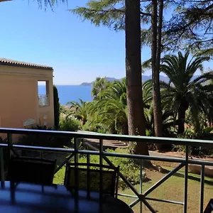 https://duplex-vue-mer-spendide-7-couchages-terrasse-et-piscine.fr-provencehotel.com